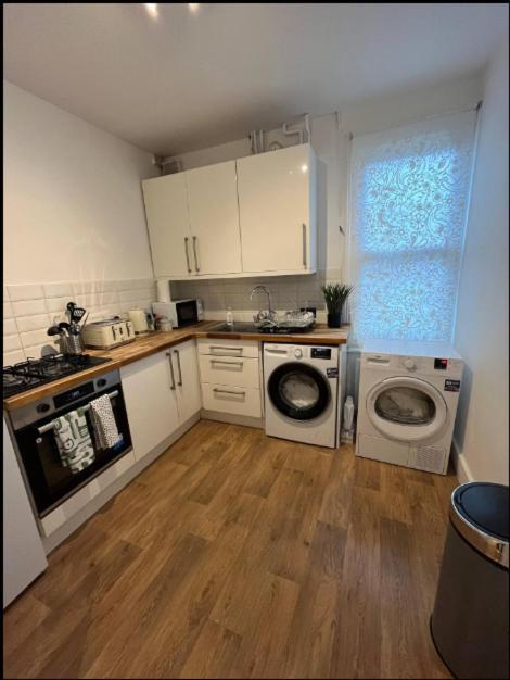 Two Bedroom Apartment In Londyn Zewnętrze zdjęcie